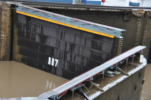 Comporta se abre após o nível da água se equalizar dos dois lados, em eclusa do Canal do Panamá, ao lado da capital do país, a Cidade do Panamá